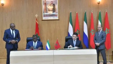 le ministre des Affaires étrangères, de la Coopération africaine et des Marocains résidant à l'étranger, Nasser Bourita, et son homologue sierra-léonais, David J Francis,