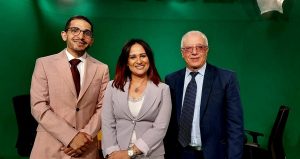 la journaliste Mounia El Mansour avec ses invités: Abdelghani Aref, directeur culturel de la maison d’édition et Said Fellak écrivain 