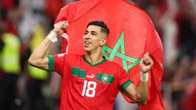 Le défenseur Jawad El Yamiq portant les drapeaux marocain et qatari