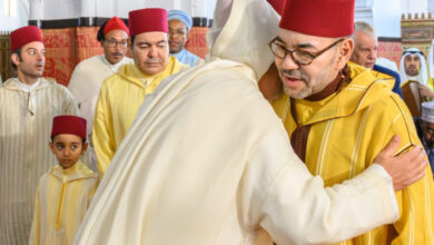 Le Roi Mohammed VI accomplit la prière de l’Aïd al-Fitr à la mosquée Al Mohammadi à Casablanca, le 10 avril 2024 / Crédit: MAP