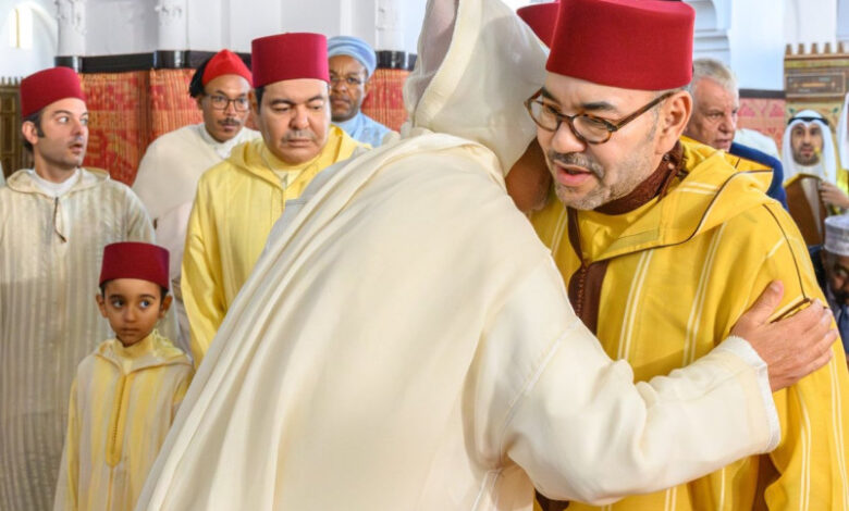 Le Roi Mohammed VI accomplit la prière de l’Aïd al-Fitr à la mosquée Al Mohammadi à Casablanca, le 10 avril 2024 / Crédit: MAP