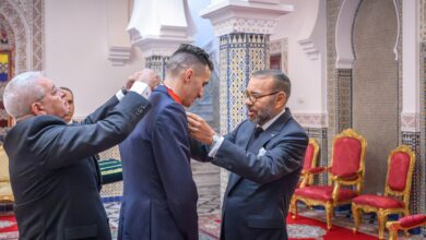 Le Roi Mohammed VI reçoit, au Palais royal à Tétouan, l'athlète Soufiane El Bakkali, médaillé d'or du 3.000 m steeple masculin lors des Jeux olympiques d'été (Paris 2024) / Crédit: MAP