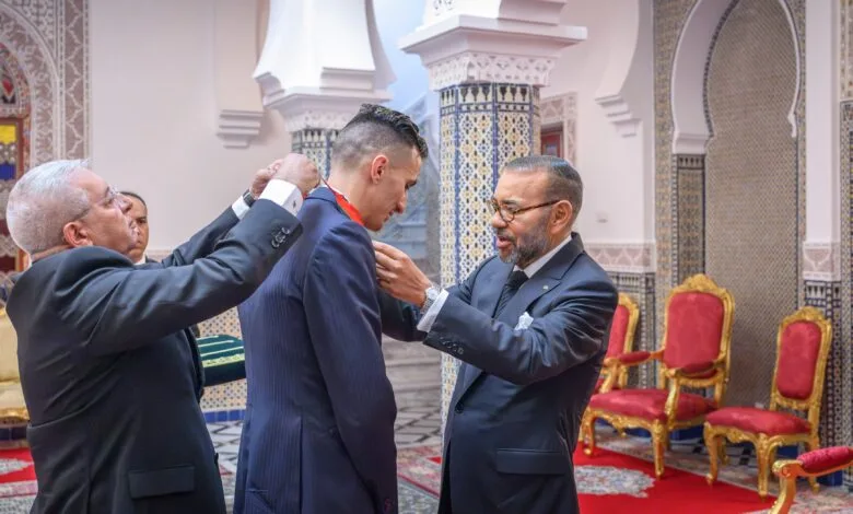 Le Roi Mohammed VI reçoit, au Palais royal à Tétouan, l'athlète Soufiane El Bakkali, médaillé d'or du 3.000 m steeple masculin lors des Jeux olympiques d'été (Paris 2024) / Crédit: MAP