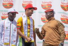 Le cycliste marocain Mouhcine Kouraji remporte la 35ème édition du Tour international du Burkina Faso, le 3 novembre 2024 à Ouagadougou.