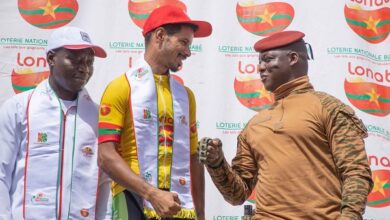 Le cycliste marocain Mouhcine Kouraji remporte la 35ème édition du Tour international du Burkina Faso, le 3 novembre 2024 à Ouagadougou.