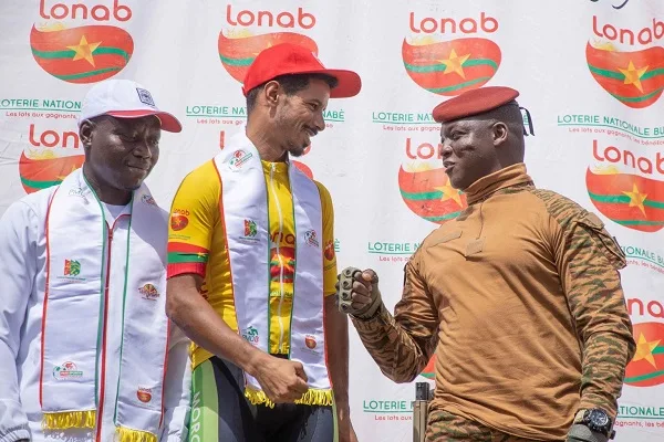 Le cycliste marocain Mouhcine Kouraji remporte la 35ème édition du Tour international du Burkina Faso, le 3 novembre 2024 à Ouagadougou.