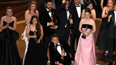 Le cinéaste américain Sean Baker accepte le prix du meilleur film pour "Anora", flanqué de ses acteurs et de son équipe, sur scène lors de la 97e cérémonie annuelle des Oscars au Dolby Theatre à Hollywood, Californie, le 2 mars 2025. ©AFP