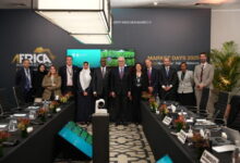 : Kevin Kariuki, vice-président du Groupe de la Banque africaine de développement (centre gauche), Lorenzo Ortona, représentant de l'Italie au Conseil d'administration du RPFF (centre droit), aux côtés de membres du Conseil à Rabat lors des Market Days 2025 de l'AIF