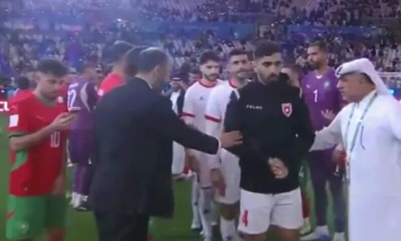 Certains joueurs de l'équipe nationale jordanienne ont traversé la haie d'honneur sans serrer la main de l'entraîneur de l'équipe nationale marocaine, Tariq Sektioui.